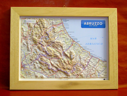 immagine di mappa in rilievo mappa in rilievo Abruzzo - mappa in rilievo con cartografia fisica e politica, con rete stradale, confini, città e luoghi di interesse - con cornice in legno - 24,5 x 33,5 cm - edizione 2023