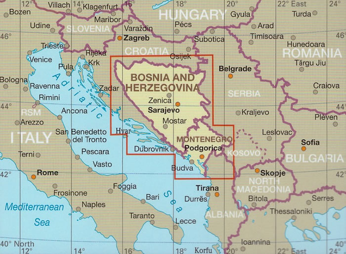 immagine di mappa stradale mappa stradale Bosnia, Erzegovina/Herzegovina, Montenegro - con Saraievo, Banja Luka, Tuzla, Mostar, Zenica, Travnik, Bihać, Srebenica, Doboj, Bijeljina, Živinice, Podgorica, Nikšić, Cattaro (Kotor), Pljevlja, Bijelo Polje, Cettigne (Cetinje), Budua (Budva), Antivari (Bar), Dulcigno (Ulqini/Ulcinj) - mappa stradale impermeabile e antistrappo - nuova edizione
