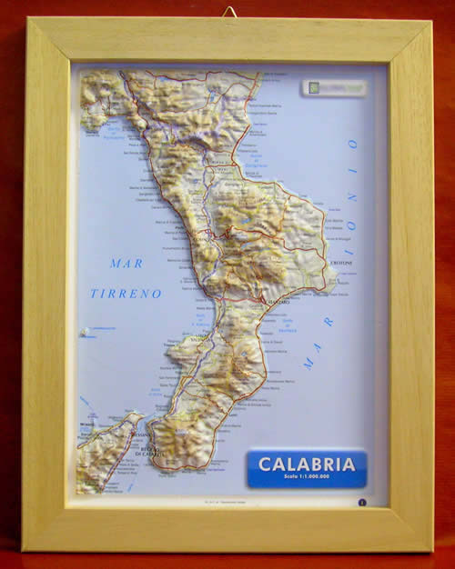 immagine di mappa in rilievo mappa in rilievo Calabria - mappa in rilievo con cartografia fisica e politica, con rete stradale, confini, città e luoghi di interesse - con cornice in legno - 24,5 x 33,5 cm - edizione 2023