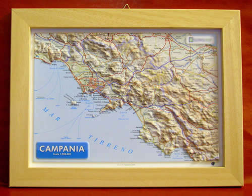 immagine di mappa in rilievo mappa in rilievo Campania - mappa in rilievo con cartografia fisica e politica, con rete stradale, confini, città e luoghi di interesse - con cornice in legno - 24,5 x 33,5 cm - edizione 2025