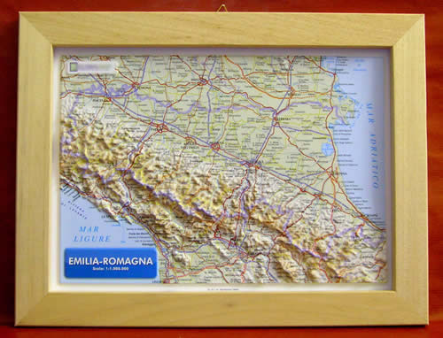 immagine di mappa in rilievo mappa in rilievo Emilia Romagna - mappa in rilievo con cartografia fisica e politica, con rete stradale, confini, città e luoghi di interesse - con cornice in legno - 24,5 x 33,5 cm - edizione 2023