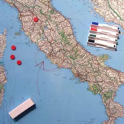 immagine di mappa murale mappa murale Mappa d' Italia Magnetica 100 x 140 cm su pannello in metallo (scrivibile o per l'applicazione di calamite) + Kit Lavagna Magnetica