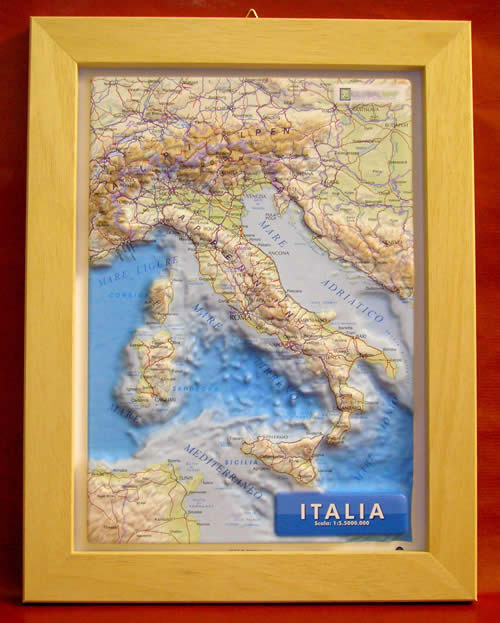 immagine di mappa in rilievo mappa in rilievo Italia - mappa in rilievo con cornice in legno - 28 x 36 cm