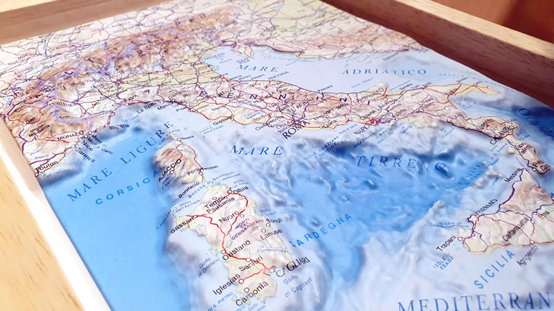 immagine di mappa in rilievo mappa in rilievo Italia - mappa in rilievo (plastico) - cartografia in rilievo dettagliata, fisica e politica con confini di regione - con elegante cornice in legno, adatta per l'arredamento - 24,5 x 33,5 cm - EDIZIONE 2025
