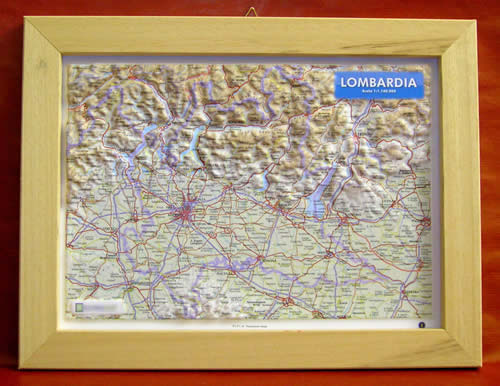 immagine di mappa in rilievo mappa in rilievo Lombardia - mappa in rilievo con cartografia fisica e politica, con rete stradale, confini, città e luoghi di interesse - con cornice in legno - 24,5 x 33,5 cm - edizione 2023