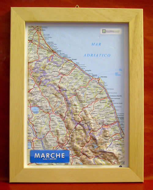 immagine di mappa in rilievo mappa in rilievo Marche - mappa in rilievo con cartografia fisica e politica, con rete stradale, confini, città e luoghi di interesse - con cornice in legno - 24,5 x 33,5 cm - edizione 2023