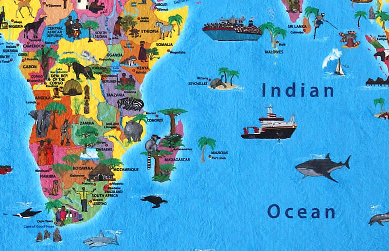 immagine di mappa mappa Mappa del Mondo su tappeto morbido per bambini, decorato con disegni di animali, attrazioni e luoghi famosi di tutti i paesi - tappeto da gioco 180 x 130 cm (certificato CE, ipoallergenico, con inchiostri senza solventi, adatto per attività ludiche e didattiche) - edizione 2025