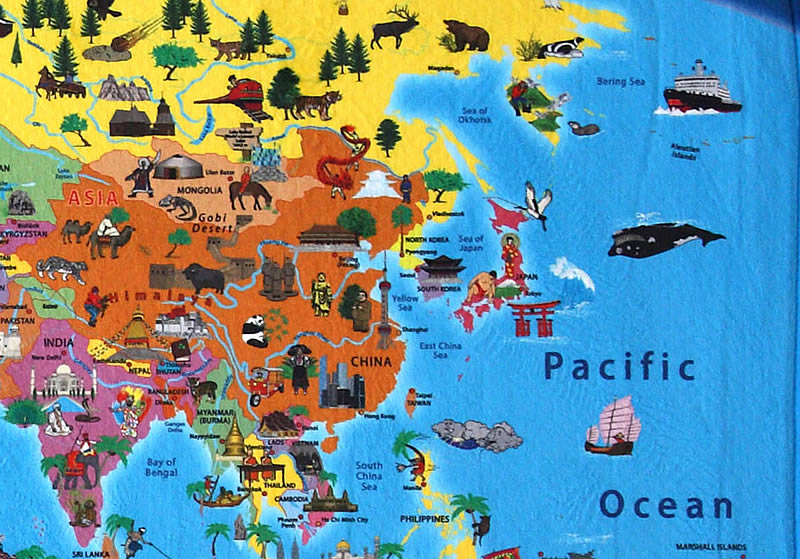 immagine di mappa mappa Mappa del Mondo su tappeto morbido per bambini, decorato con disegni di animali, attrazioni e luoghi famosi di tutti i paesi - tappeto da gioco 180 x 130 cm (certificato CE, ipoallergenico, con inchiostri senza solventi, adatto per attività ludiche e didattiche) - edizione 2025