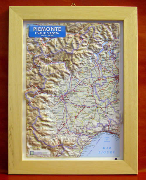 immagine di mappa in rilievo mappa in rilievo Piemonte e Valle d'Aosta - mappa in rilievo con cartografia fisica e politica, con rete stradale, confini, città e luoghi di interesse - con cornice in legno - 24,5 x 33,5 cm - edizione 2023