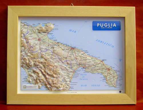 immagine di mappa in rilievo mappa in rilievo Puglia - mappa in rilievo con cartografia fisica e politica, con rete stradale, confini, città e luoghi di interesse - con cornice in legno - 24,5 x 33,5 cm - edizione 2023