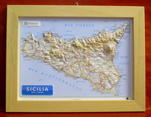 immagine di mappa in rilievo mappa in rilievo Sicilia - mappa in rilievo con cartografia fisica e politica, con rete stradale, confini, città e luoghi di interesse - con cornice in legno - 24,5 x 33,5 cm - edizione 2023