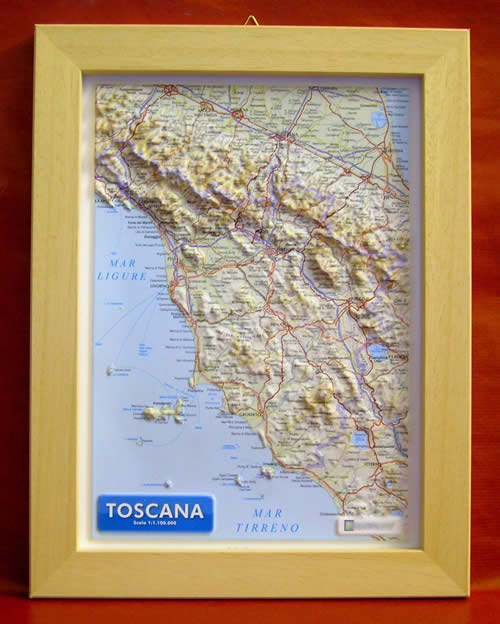 immagine di mappa in rilievo mappa in rilievo Toscana - mappa in rilievo con cornice in legno 28 x 36 cm