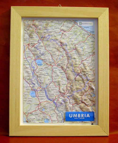 immagine di mappa in rilievo mappa in rilievo Umbria - mappa in rilievo con cartografia fisica e politica, con rete stradale, confini, città e luoghi di interesse - con cornice in legno - 24,5 x 33,5 cm - edizione 2023