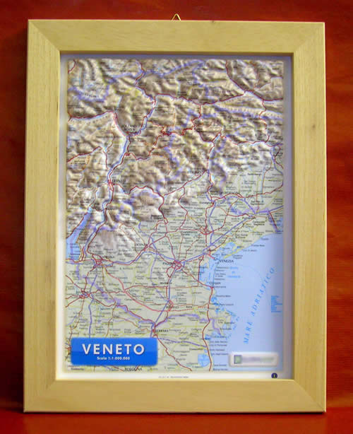 immagine di mappa in rilievo mappa in rilievo Veneto - mappa in rilievo con cartografia fisica e politica, con rete stradale, confini, città e luoghi di interesse - con cornice in legno - 24,5 x 33,5 cm - edizione 2023