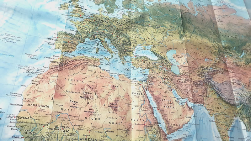 immagine di mappa mappa World / Mondo - carta geografica del mondo / planisfero - cartografia Politica e Fisica (fronte/retro) - mappa ripiegata a soffietto - edizione 2025