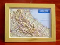 mappa Abruzzo in rilievo con cartografia fisica e politica, rete stradale, confini, città luoghi di interesse cornice legno 24,5 x 33,5 cm 2023
