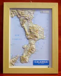 mappa Calabria in rilievo con cartografia fisica e politica, rete stradale, confini, città luoghi di interesse cornice legno 24,5 x 33,5 cm 2023