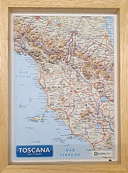 Toscana - carta in rilievo con cartografia fisica e politica, con rete stradale, confini, città e luoghi di interesse - con cornice in legno - 24,5 x 33,5 cm - edizione 2023