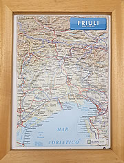 Friuli Venezia Giulia - carta in rilievo con cartografia fisica e politica, con rete stradale, confini, città e luoghi di interesse - con cornice in legno - 24,5 x 33,5 cm - edizione 2023