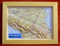 Emilia Romagna - carta in rilievo con cartografia fisica e politica, con rete stradale, confini, città e luoghi di interesse - con cornice in legno - 24,5 x 33,5 cm - edizione 2023