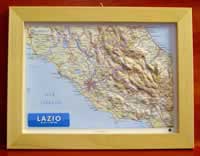 Lazio - carta in rilievo con cartografia fisica e politica, con rete stradale, confini, città e luoghi di interesse - con cornice in legno - 24,5 x 33,5 cm - edizione 2023