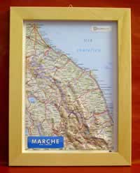 Marche - carta in rilievo con cartografia fisica e politica, con rete stradale, confini, città e luoghi di interesse - con cornice in legno - 24,5 x 33,5 cm - edizione 2023