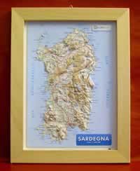 Sardegna - carta in rilievo con cartografia fisica e politica, con rete stradale, confini, città e luoghi di interesse - con cornice in legno - 24,5 x 33,5 cm - edizione 2023