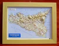 Sicilia - carta in rilievo con cartografia fisica e politica, con rete stradale, confini, città e luoghi di interesse - con cornice in legno - 24,5 x 33,5 cm - edizione 2023