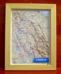 Umbria - carta in rilievo con cartografia fisica e politica, con rete stradale, confini, città e luoghi di interesse - con cornice in legno - 24,5 x 33,5 cm - edizione 2023