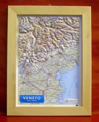 Veneto - carta in rilievo con cartografia fisica e politica, con rete stradale, confini, città e luoghi di interesse - con cornice in legno - 24,5 x 33,5 cm - edizione 2023