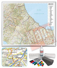 Carta Murale Magnetica di Abruzzo e Molise - cartografia dettagliatissima ed aggiornata - su robusto pannello in acciaio smaltato con cornice in alluminio anodizzato, scrivibile e lavabile + kit lavagna magnetica in omaggio (spray per la pulizia, calamite, pennarelli, cimosa e portapennarelli calamitati) - 100 x 80 cm