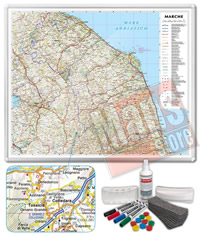 Carta Murale Magnetica delle Marche - cartografia dettagliatissima ed aggiornata - su robusto pannello in acciaio smaltato con cornice in alluminio anodizzato, scrivibile e lavabile + kit lavagna magnetica in omaggio (spray per la pulizia, calamite, pennarelli, cimosa e portapennarelli calamitati) - 75 x 65 cm