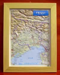 mappa Friuli in rilievo con cornice legno 28x36 cm