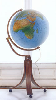 globo geografico Globo geografico gigante e luminoso - con cartografia fisico-politica, base a treppiede in legno - diametro 50 cm (altezza 105 cm)