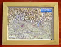 mappa Lombardia in rilievo con cartografia fisica e politica, rete stradale, confini, città luoghi di interesse cornice legno 24,5 x 33,5 cm 2023