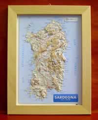 mappa Sardegna in rilievo con cartografia fisica e politica, rete stradale, confini, città luoghi di interesse cornice legno 24,5 x 33,5 cm 2023