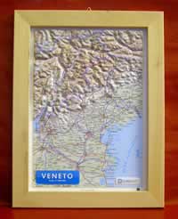 mappa Veneto in rilievo con cartografia fisica e politica, rete stradale, confini, città luoghi di interesse cornice legno 24,5 x 33,5 cm 2023
